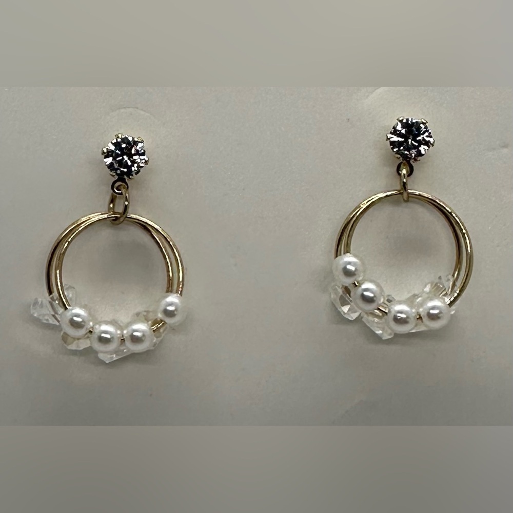 ✨ NWT Delicate Gold Crystal Pearl Hoop Dangle Earrings ✨ - Picture 8 of 16